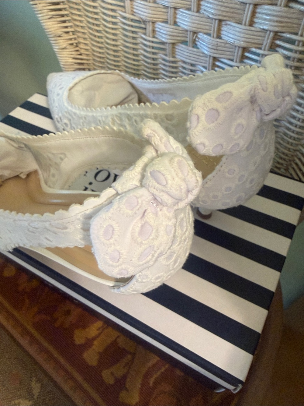New Crown & Ivy White Eyelet Slingback Kitten Heels - Picture 5 of 8